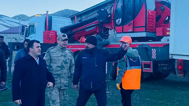 Patnos Kaymakamı Dertlioğlu deprem bölgesinde incelemelerde bulundu
