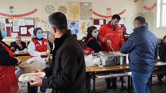Patnos Kızılay Şubesi deprem bölgesinde üçüncü günde de sahada