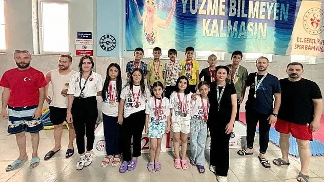 Patnos'ta 15 Temmuz anısına yüzme yarışları düzenlendi