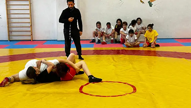 Patnos'ta 19 Mayıs coşkusu güreş müsabakalarıyla yaşandı