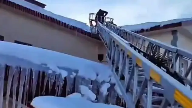 Patnos'ta buz sarkıtlarına karşı yoğun mesai