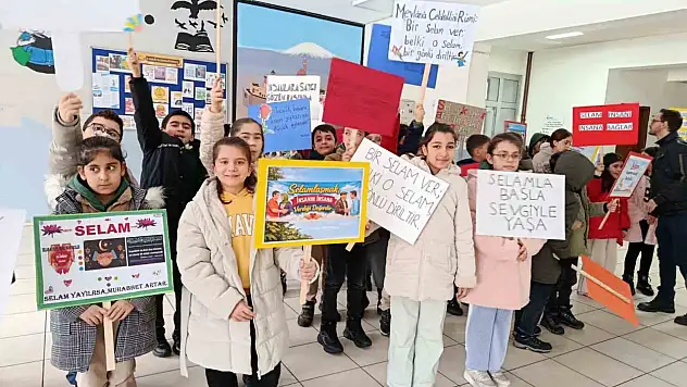 Patnos'ta çocuklar, selamlaşma ile toplumsal değerleri yaşatıyor