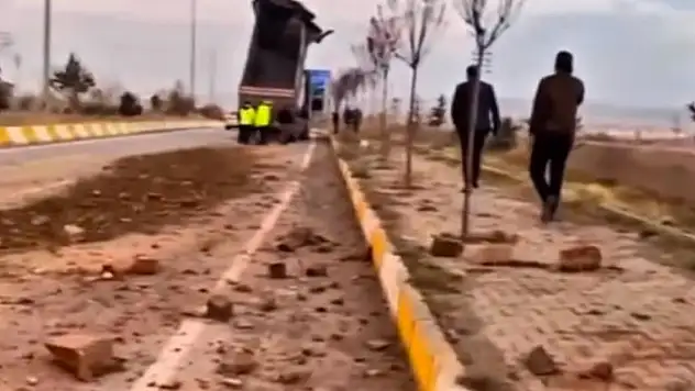 Patnos'ta damperi açık tır kemere takıldı