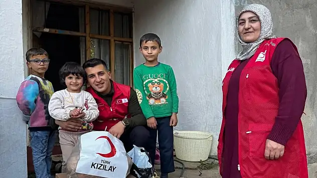 Patnos'ta dayanışma devam ediyor, Kızılay sahada yüzleri güldürüyor