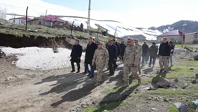 Patnos'ta deprem sonrası incelemeler sürüyor