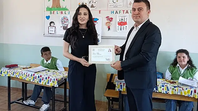 Patnos'ta eğitime değer katan öğretmene başarı belgesi verildi