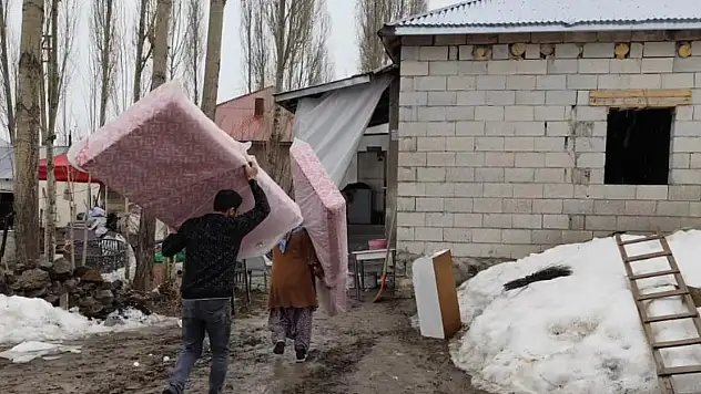 Patnos'ta evi yanan aileye Kızılay'dan destek