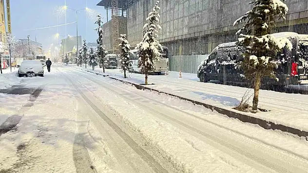 Patnos'ta havalar tersine döndü, kar geri geldi