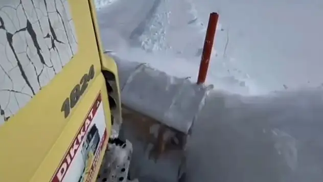 Patnos'ta kar engeli ekiplerin çalışmasıyla aşılıyor