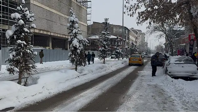 Patnos'ta kar mesaisi yeniden başladı