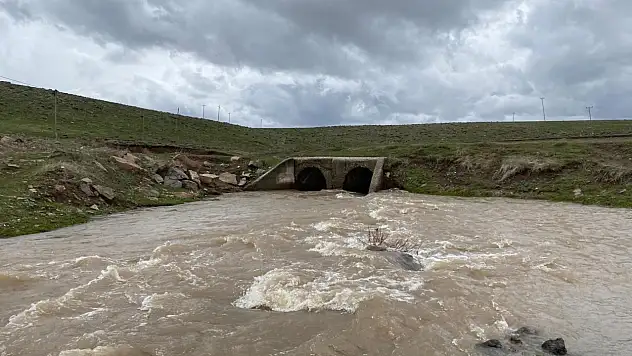 Patnos'ta kar suları derelerin su seviyesini yükseltti