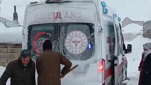 Patnos'ta karla kapanan yollarda çocuk hasta için seferberlik