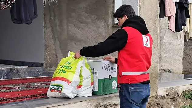 Patnos'ta Kızılay gönüllülerinden kapı kapı yardım mesaisi