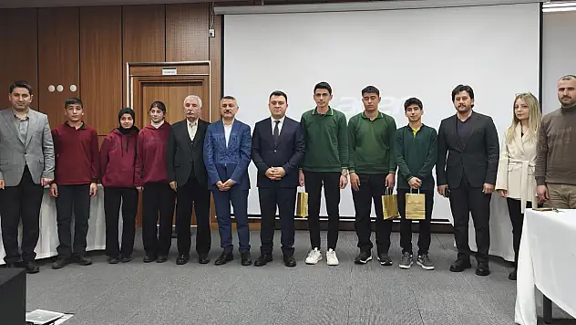 Patnos'ta liseler arası bilgi yarışmasının şampiyonu MTAL oldu