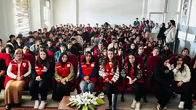 Patnos'ta liseli gençlere kızılay haftası bilinci anlatıldı