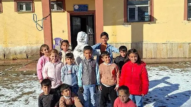 Patnos'ta mevsimin ilk karı öğrencileri sevindirdi