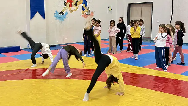 Patnos'ta minik sporcular Amatör Spor Haftası için sahaya çıktı