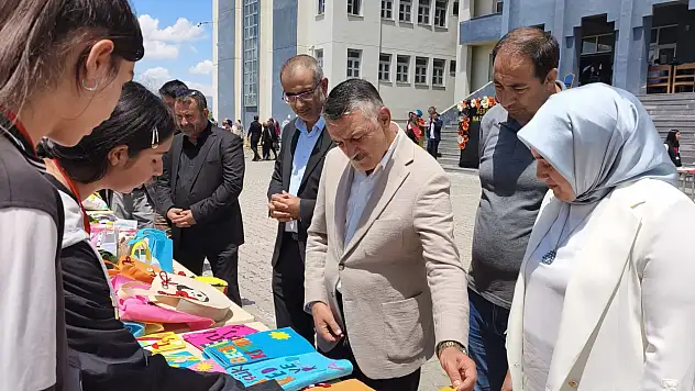 Patnos'ta öğrencilerin eserleri yıl sonu sergisinde beğeniye sunuldu