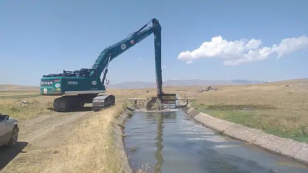 Patnos'ta sulama kanallarında temizlik çalışmaları başladı