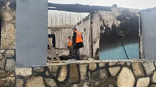 Patnos'ta yangın mağduru aile yalnız bırakılmadı