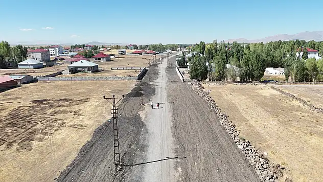 Patnos'ta yol çalışmasını elektrik direkleri durdurdu
