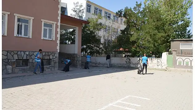 Patnos'ta yükümlüler okulları yeni döneme hazırlıyor