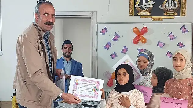 Patnos Tozlubulan Kur'an kursu öğrencileri belgelerini aldı
