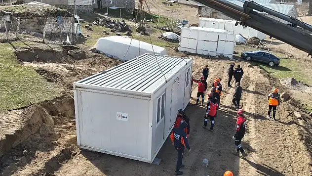 Patnos'un köylerinde deprem sonrası yaralar sarılıyor
