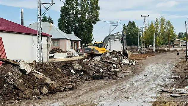 Patnos'un Yeşilçimen Mahallesi'nde yollar genişletiliyor