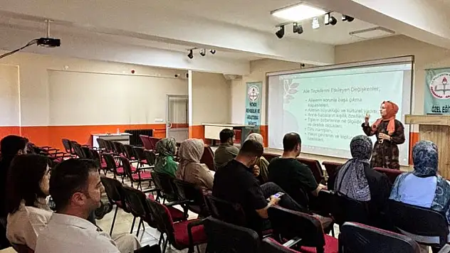 Patnos ve Tutak'taki rehabilitasyon merkezi personeline danışmanlık semineri
