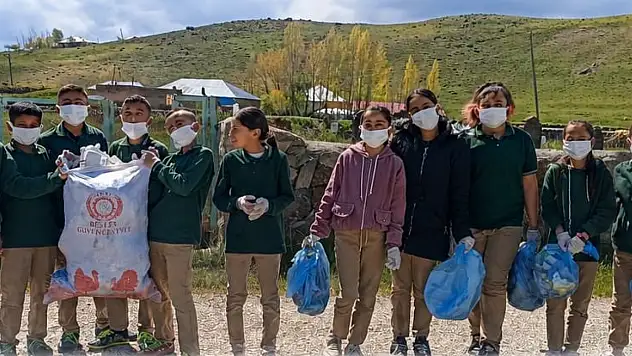 Patnoslu öğrenciler bayram öncesi mezarlık temizliği yaparak gönüllere dokundular