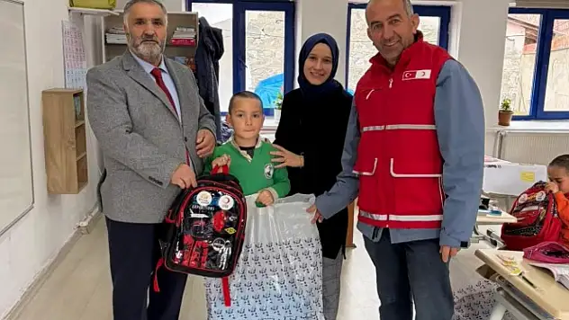 Pazaryolu'nda Öğrencilere Kızılay Desteği