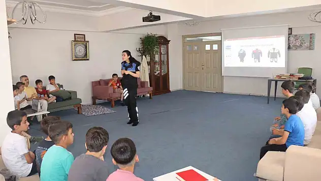 Polis, Çocuklara Güvenli İnternet Kullanimi Hakkında Bilgi Verdi