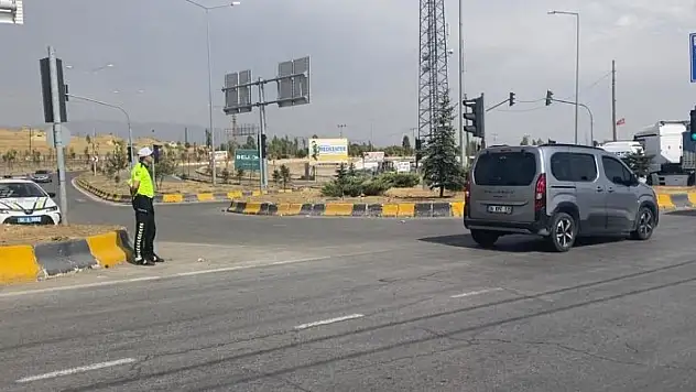 Polis ekiplerinden Patnos'ta trafik mesaisi