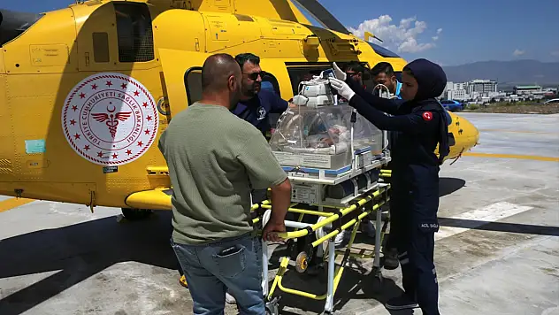 Pusetten düşerek beyin kanaması geçiren 13 günlük bebek ambulans helikopterle Erzurum'a sevk edildi