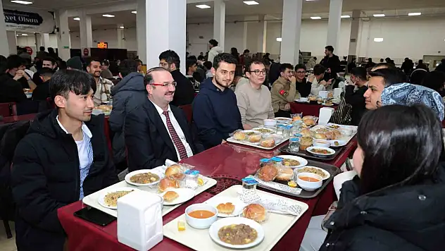 Ramazan iftarında öğrenci odaklı üniversite vurgusu