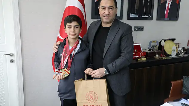 Rekor kıran şampiyon Osman Oğur'a tebrik ziyareti