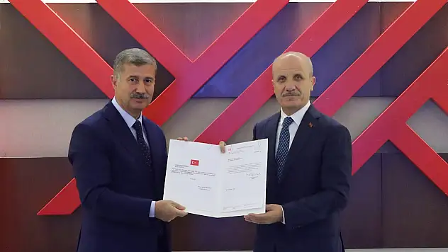 Rektör Gülçin'e rektörlük mazbatası teslim edildi