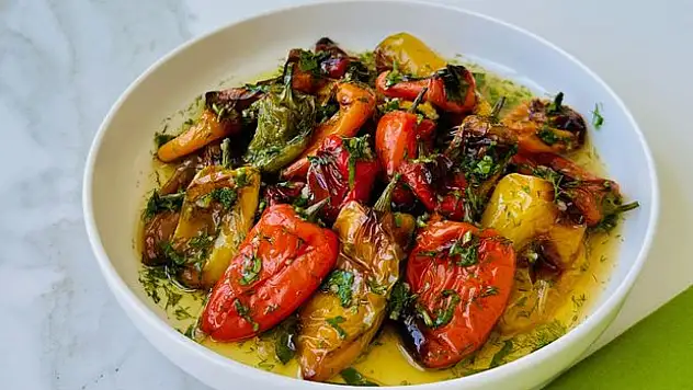 Renk Cümbüşü: Lezzetli Biber Salatası Tarifi