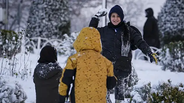 Rize'de doğa ana teslim aldı, hayat durma noktasına geldi: Kar tatili için Valilikten son dakika uyarısı!
