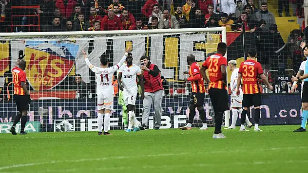 Sahaya atlayan taraftar Muslera ve Sanchez ile fotoğraf çekti