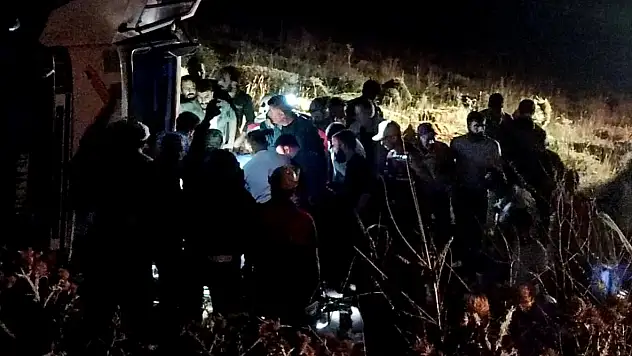 Saman balyası yüklü kamyonet şarampole devrildi: 4 kişi yaralandı