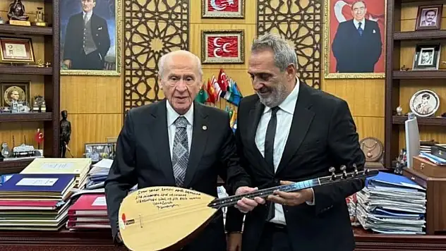 Sanatçı Yavuz Bingöl, MHP Lideri Bahçeli'ye bağlama hediye etti