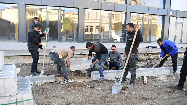 Saray Mahallesi'nde Kaldırım Çalışmaları Devam Ediyor