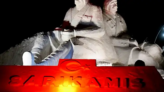 Sarıkamış Şehitleri anısına yapılan kardan heykeller aydınlatıldı