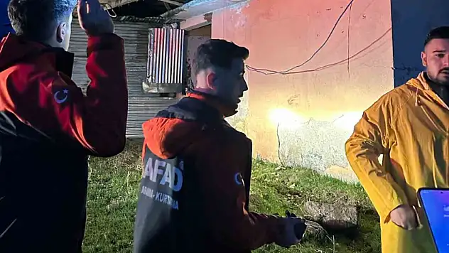 Sarıkamış'ta fırtına: 7 ev ve okulun çatısı uçtu, hortum meydana geldi!