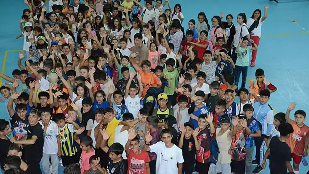 Sarıkamış'ta Gençler İçin 500 Forma Dağıtımıyla Yaz Spor Kursları Başladı