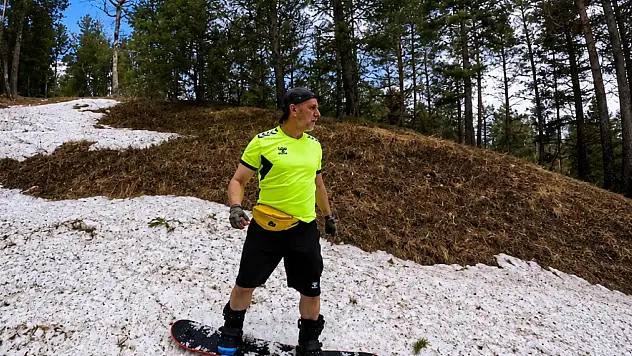 Sarıkamış'ta Haziranda snowboard keyfi