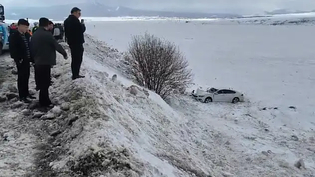 Sarıkamış'ta kaygan yol faciaya davetiye çıkardı