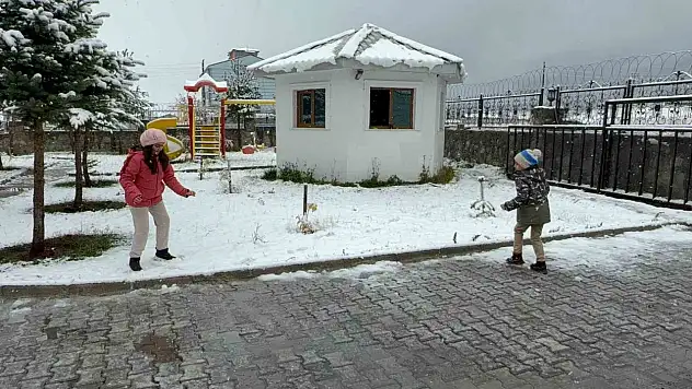 Sarıkamış'ta Mevsimin İlk Karı, Kayak Merkezi Bembeyaz Görüntülerle Kaplandı